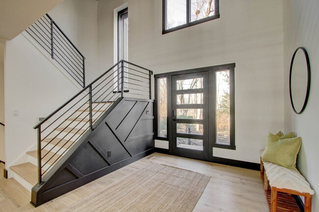 Building Photo - 755 E 96th St