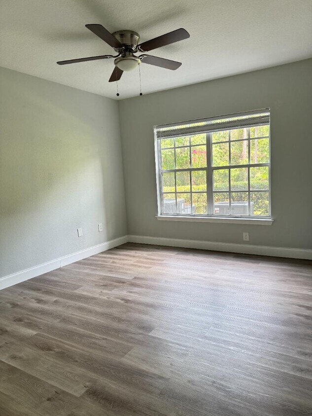 Foto del edificio - 725 Crest Pines Dr