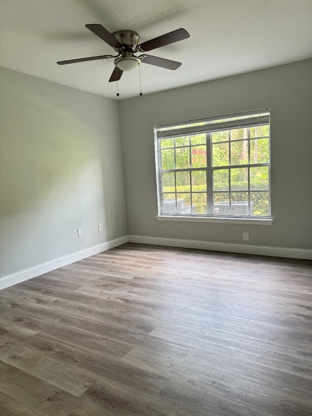 Building Photo - 725 Crest Pines Dr