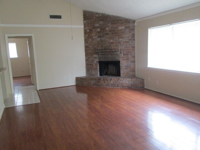 Foto del edificio - 811 Whispering Pine Dr