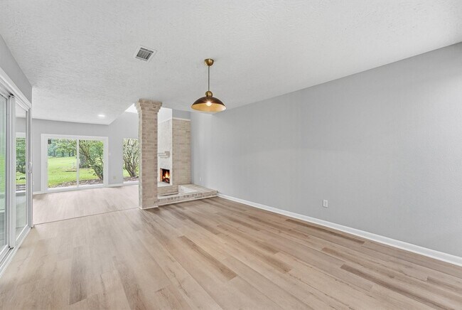 Building Photo - 8001 Rebawood Dr