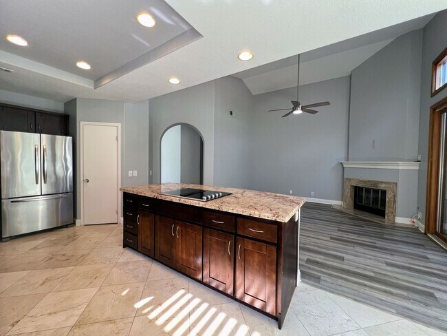 Building Photo - Beautiful 3 Bed / 2.5 Bath Single Story Ho...