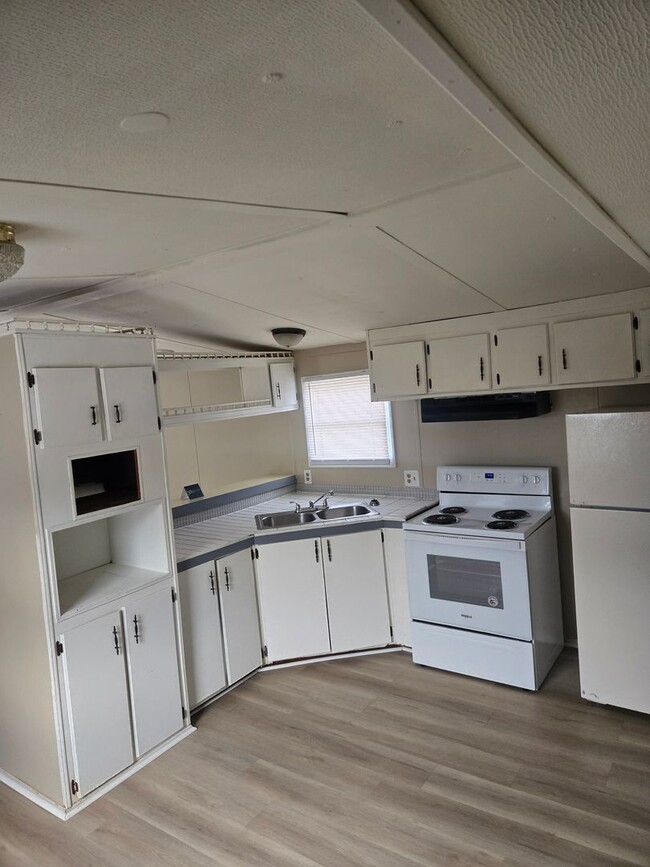 Building Photo - 725 Williamsburg Dr