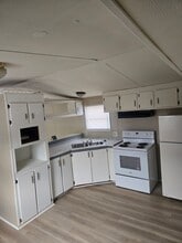 Building Photo - 725 Williamsburg Dr