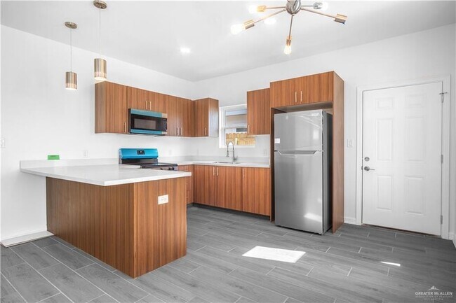 Building Photo - 604 N Onyx Ave