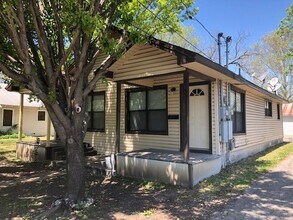 Building Photo - 809-811-811 E Cherry St