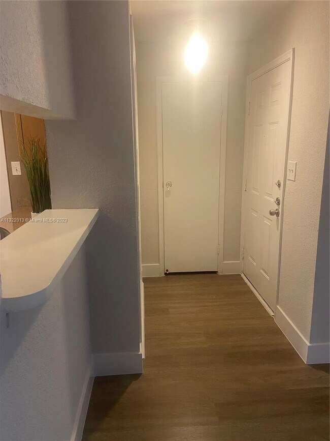 Foto del edificio - 927 Riverside Dr