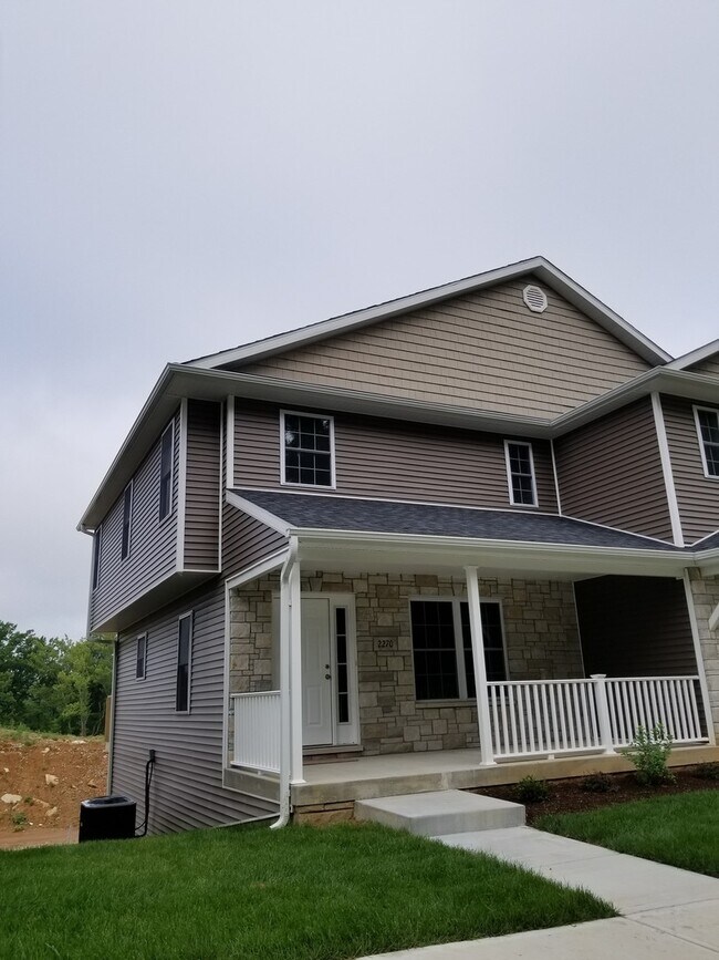 Foto del edificio - BEAUTIFUL TOWNHOUSE IN BLOOMINGTON, Great Deal!