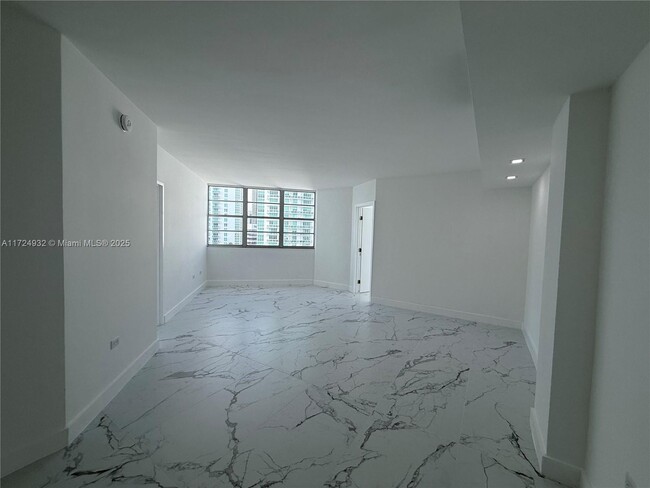 Building Photo - 905 Brickell Bay Dr