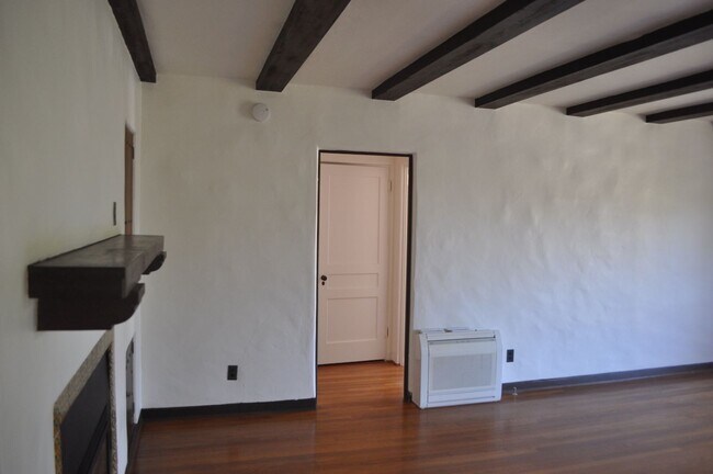 Foto del edificio - MISSION HILLS 3BR/2BA SPANISH BUNGALOW