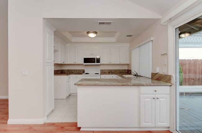 Foto del edificio - Spacious End-Unit 2 Bed, 2 Bath with Den For Lease in Irvine