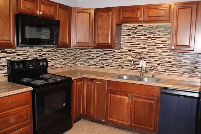 Foto del edificio - Spacious 4-bedroom, 1.5-bath home located ...