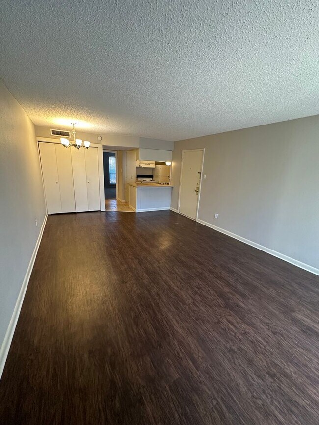 Building Photo - 1BD/1BA Condo located on the Germantown/Me...