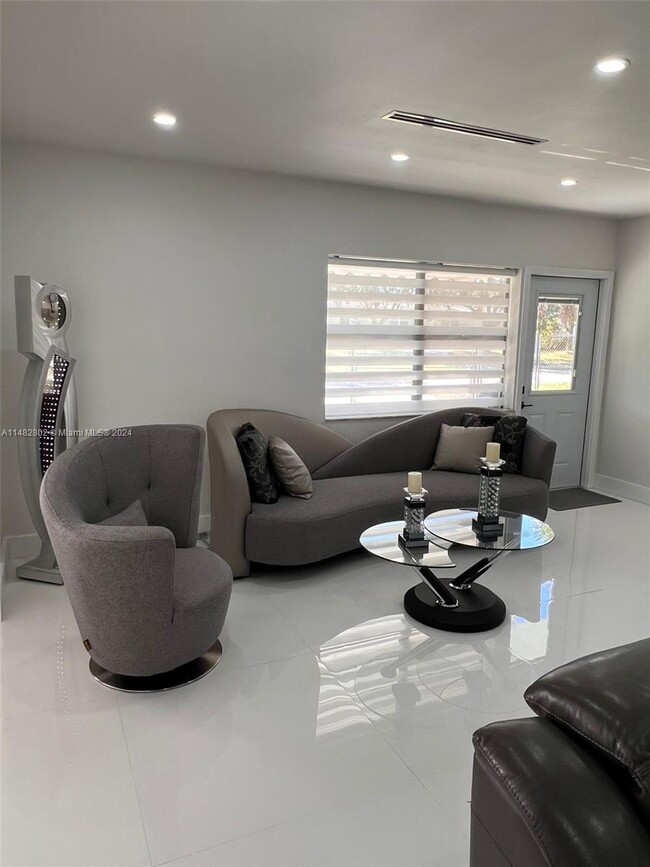Building Photo - 9771 Bahama Dr