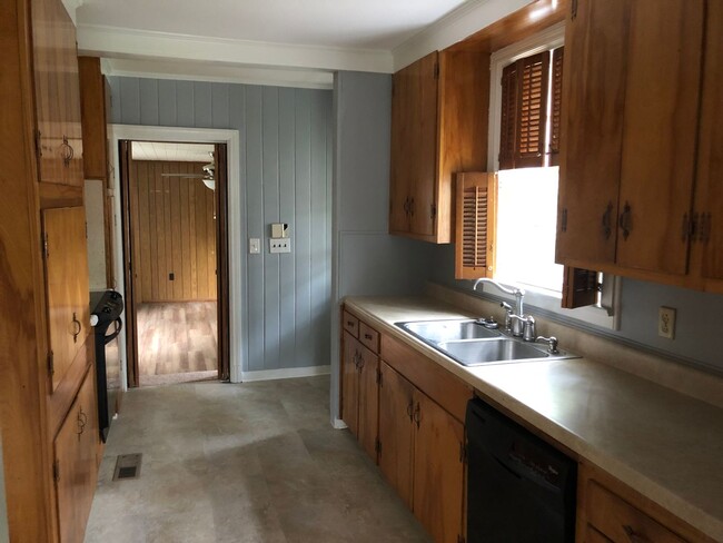 Building Photo - BEAUTIFUL COTTAGE STYLE HOME