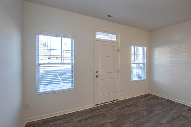 Foto del edificio - Two bedroom 2 1/2 bath townhome in great l...