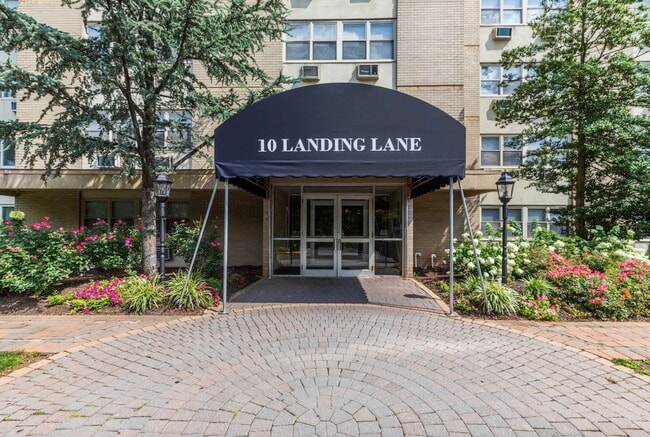 Building Photo - 10 Landing Lane
