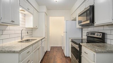 Building Photo - 2107 Mistletoe Ave