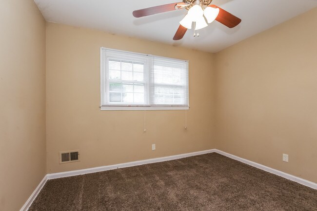 Building Photo - Quiet Greenville Location!
