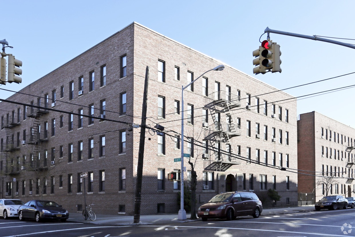 Primary Photo - 4401 34th Ave