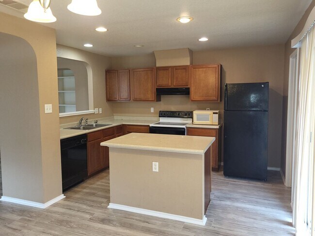 Foto del edificio - Well Maintained Corner Lot Property Ready ...