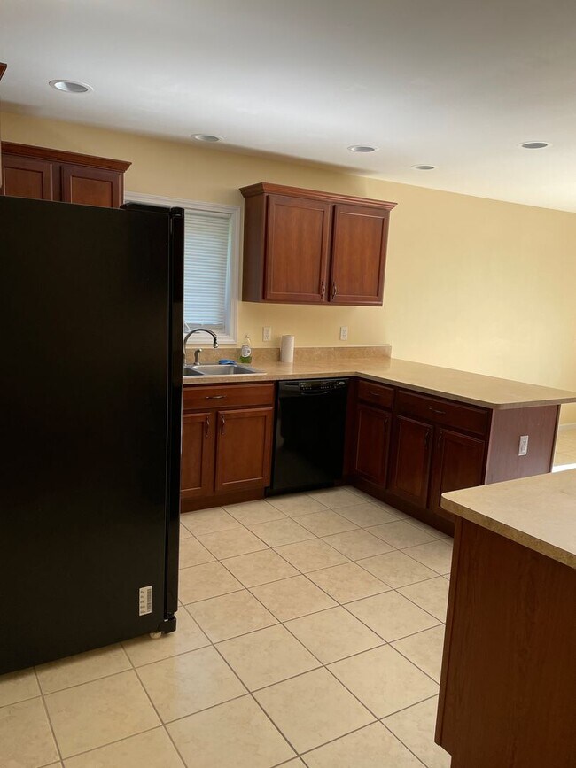 Foto del edificio - Beautiful 2 bed 2 bath upper Utica 1710 sq...