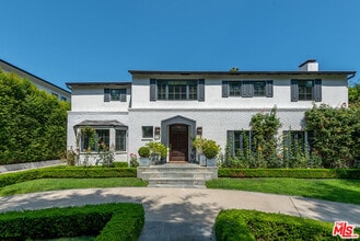 Building Photo - 716 N Roxbury Dr