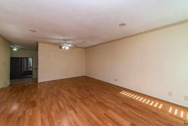 Foto del edificio - 2-BEDROOM TOWNHOUSE IN ALAMO HEIGHTS I.S.D.