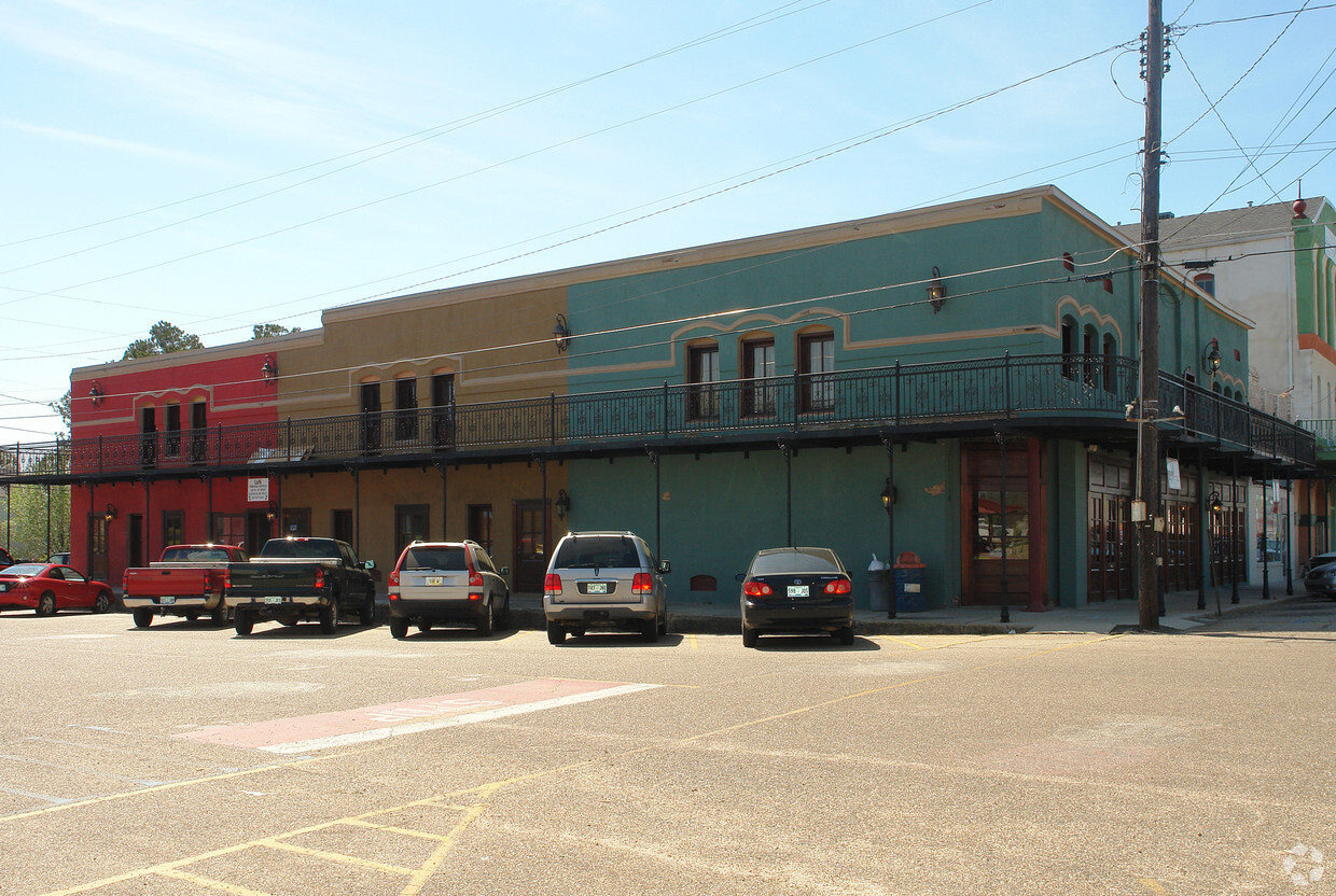 Building Photo - 102-112 W Ivy St