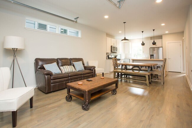 Foto del edificio - Beautifull 2BR 2.5 BA Home Located in East...