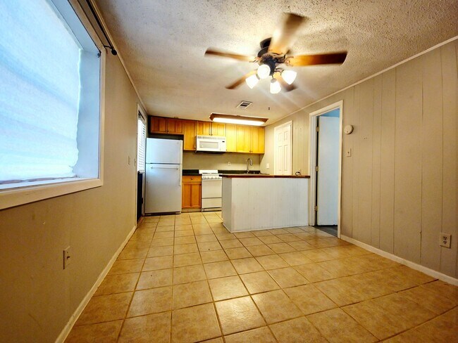 Foto del edificio - Cozy 1 Bedroom Backhouse Near Texas Tech