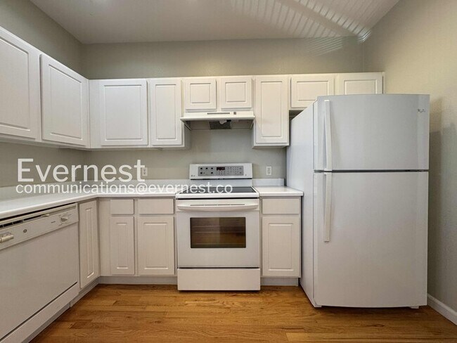 Building Photo - 2 Bed & 2.5 Bath Townhouse in Denver / Available NOW!