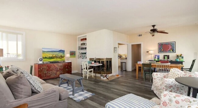 Building Photo - **AVAILABLE NOW | SCPACIOUS 3 BEDROOM 2 BA...
