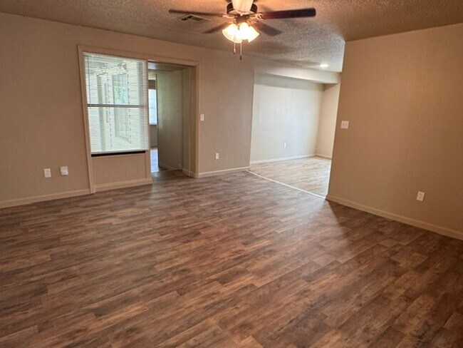Foto del edificio - All brand new inside! A true 4 bedroom in Moore Schools, no carpet, All luxury vinyl plank!