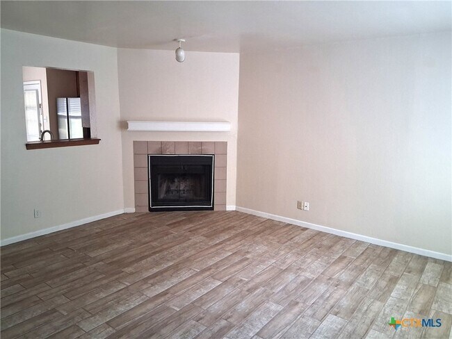 Foto del edificio - 130 Wind Ridge Dr