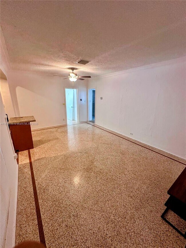 Foto del edificio - 9065 Harding Ave