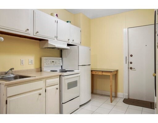 Building Photo - 483 Beacon St