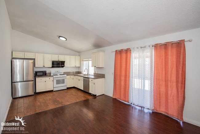 Building Photo - Charming 3Bdm 2Ba Home with Large Yard & 2-Car Garage in Central Las Vegas!