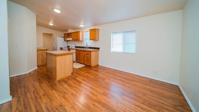 Building Photo - Spacious & move in ready 3bd/2bth single l...