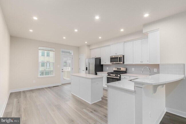 Building Photo - 14020 Sunrise Valley Dr