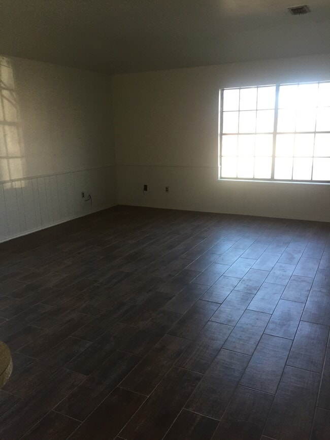 Building Photo - 1015 Sugarloaf Dr