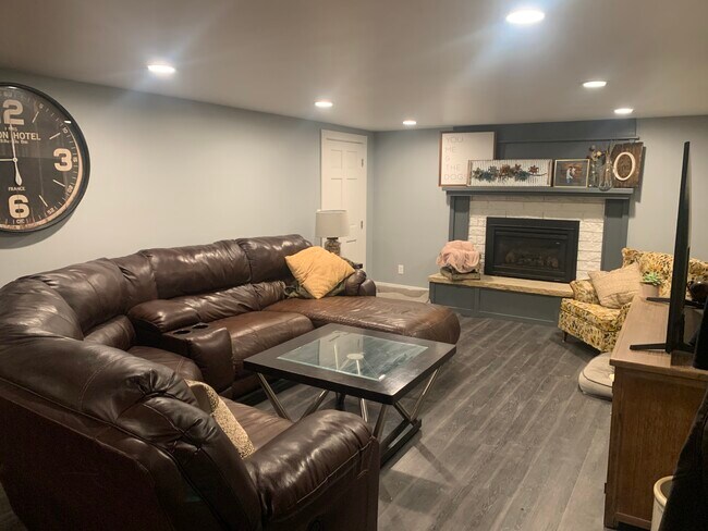 Tiene chimenea de gas para las frías noches de invierno o para acurrucarse con un libro. - 3111 Harrow Dr