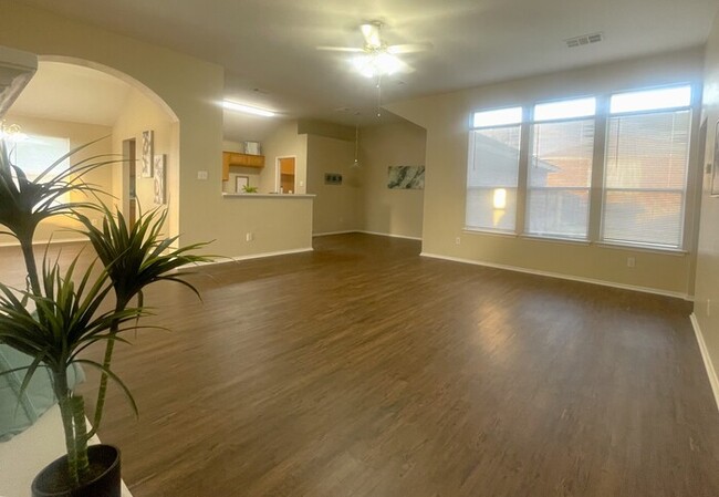 Foto del edificio - Charming 4/2/2 ready for immediate move in!