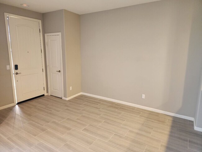 Building Photo - Beautiful Townhome in South Temecula with Views!