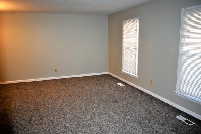 Building Photo - Spacious 4 Bedroom Ranch