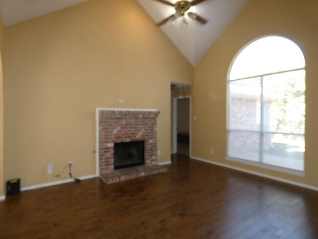 Building Photo - 4801 N Cascades St
