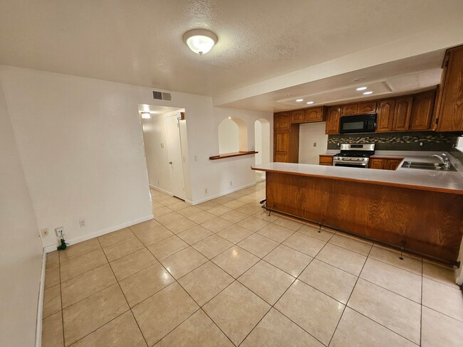 Building Photo - 3Bed, 2.5Bath Condo in Westminster!