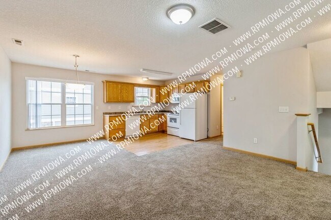 Building Photo - GREAT LOCATION!! 2 Bedroom, 2 Bathroom Tow...