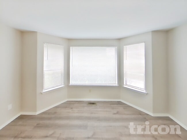 Building Photo - 5721 Arrow Ct NE