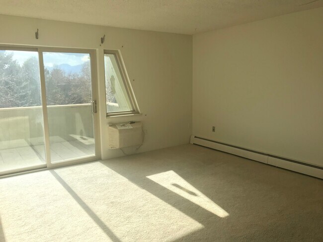 Foto del edificio - Top Floor South Facing One Bedroom Condo In North Boulder!  Perfect Location!